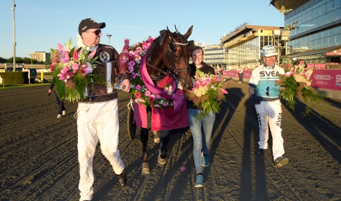I femte försöket fick Propulsion äntligen segerdefilera i Elitloppet. Foto av Lars Jakobsson TR Bild